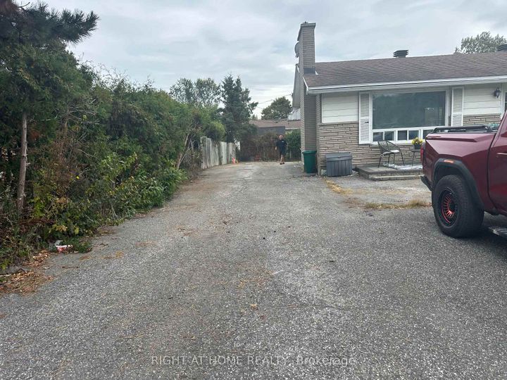 Photo 37 at 24 Largo Crescent S, Nepean (Meadowlands/Crestview), Ottawa