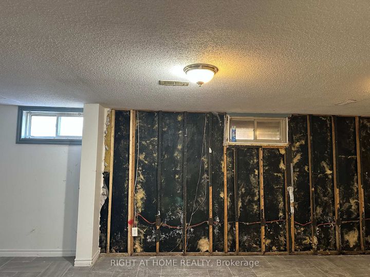 Photo 38 at 24 Largo Crescent S, Nepean (Meadowlands/Crestview), Ottawa