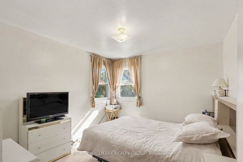 Photo 4 at 1388 Normandy Crescent, Nepean (Carleton Heights), Ottawa