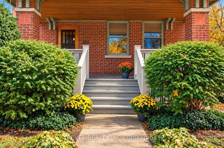 Photo 2 at 204 Clemow Avenue, Glebe, Ottawa