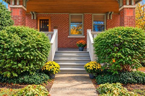 Photo 2 at 204 Clemow Avenue, Glebe, Ottawa