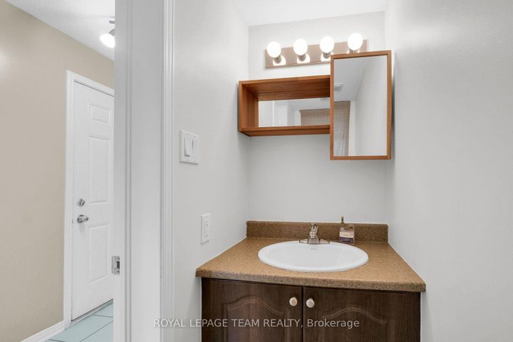 Photo 5 at 137 Corinth Private, Nepean (Merivale Industrial Park/Citiplace), Ottawa