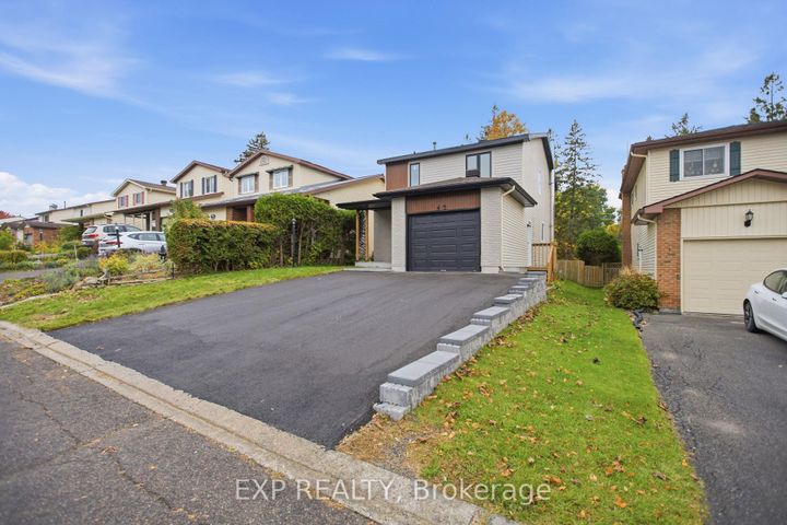 Photo 2 at 42 Antler Avenue, Nepean (On the Green), Ottawa