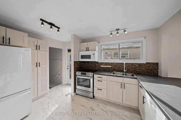 Photo 14 at 50 Solva Drive, Nepean (Crystal Beach), Ottawa
