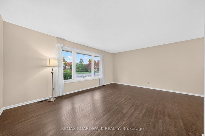 Photo 5 at 20 Tripp Crescent, Nepean (Pheasant Run), Ottawa