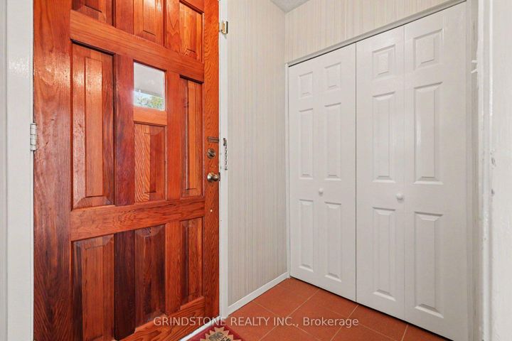 Photo 1 at 22 Lavina Crescent, Nepean (Leslie Park), Ottawa