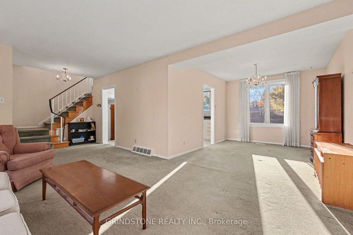 Photo 4 at 22 Lavina Crescent, Nepean (Leslie Park), Ottawa