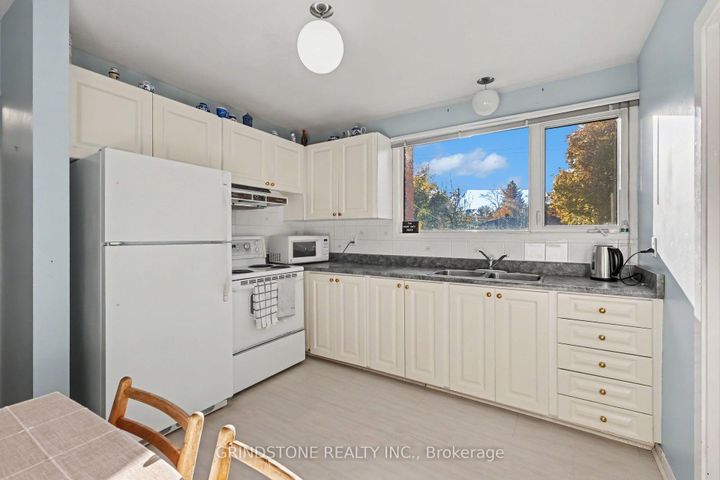 Photo 8 at 22 Lavina Crescent, Nepean (Leslie Park), Ottawa