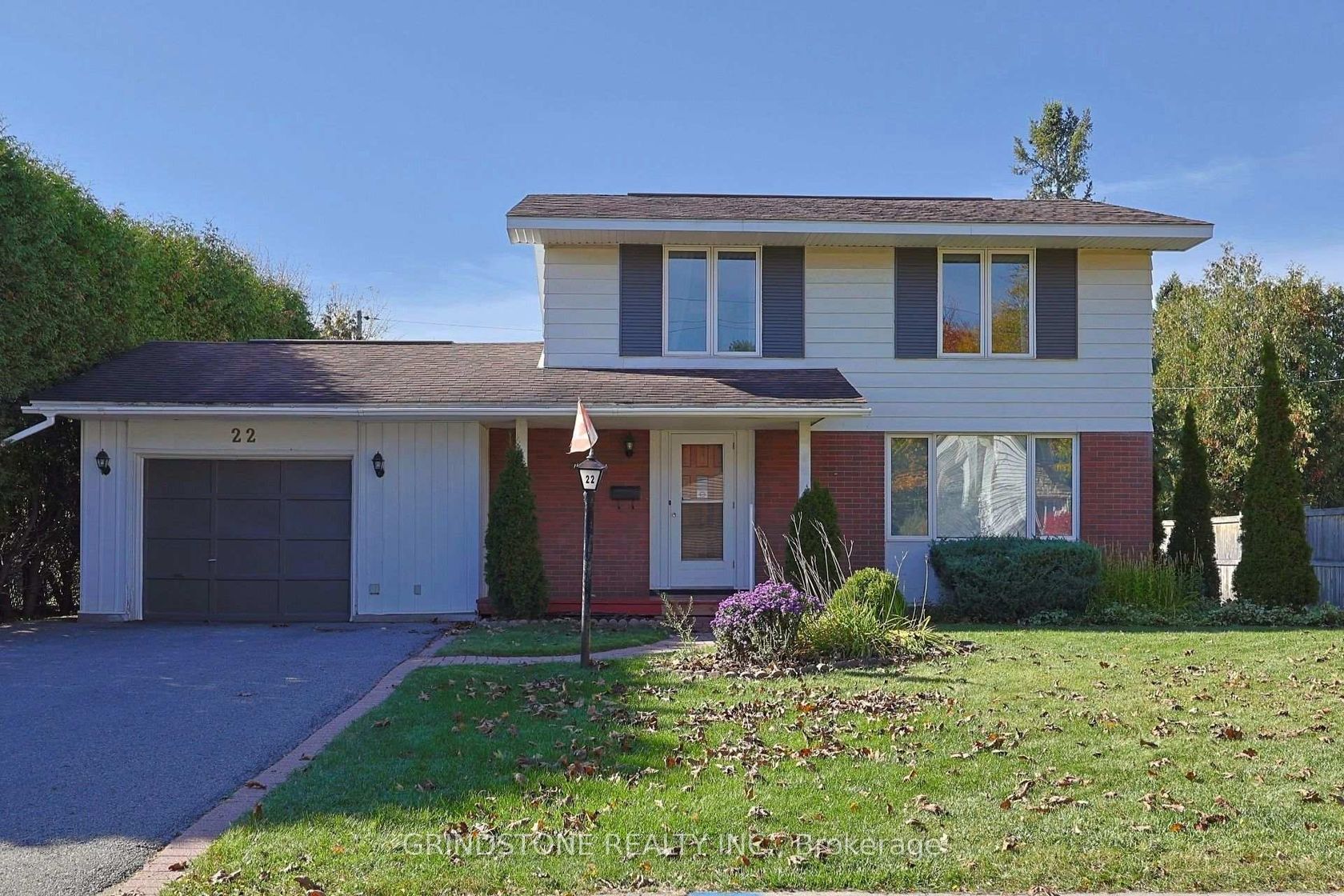 22 Lavina Crescent, Nepean (Leslie Park), Ottawa 