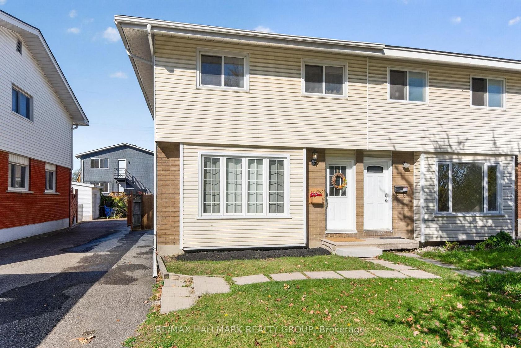 969 Eiffel Avenue, Nepean (Carleton Square), Ottawa 