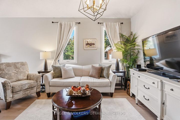 Photo 9 at 518 Stonechurch Way, Nepean (Cedargrove/Fraserdale), Ottawa