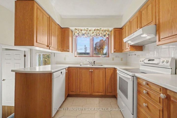 Photo 5 at 18 Kingsbury Avenue, Nepean (Meadowlands/Crestview), Ottawa