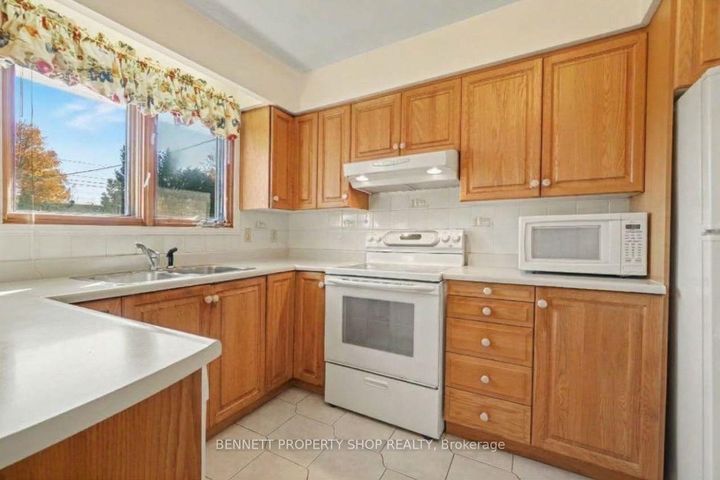 Photo 6 at 18 Kingsbury Avenue, Nepean (Meadowlands/Crestview), Ottawa