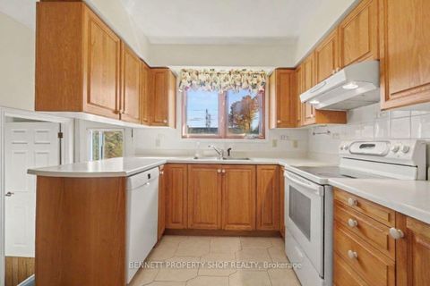 Photo 5 at 18 Kingsbury Avenue, Nepean (Meadowlands/Crestview), Ottawa