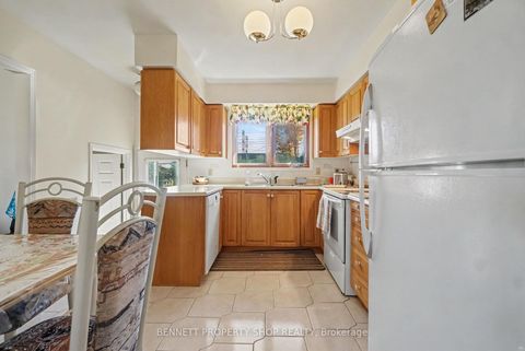 Photo 7 at 18 Kingsbury Avenue, Nepean (Meadowlands/Crestview), Ottawa