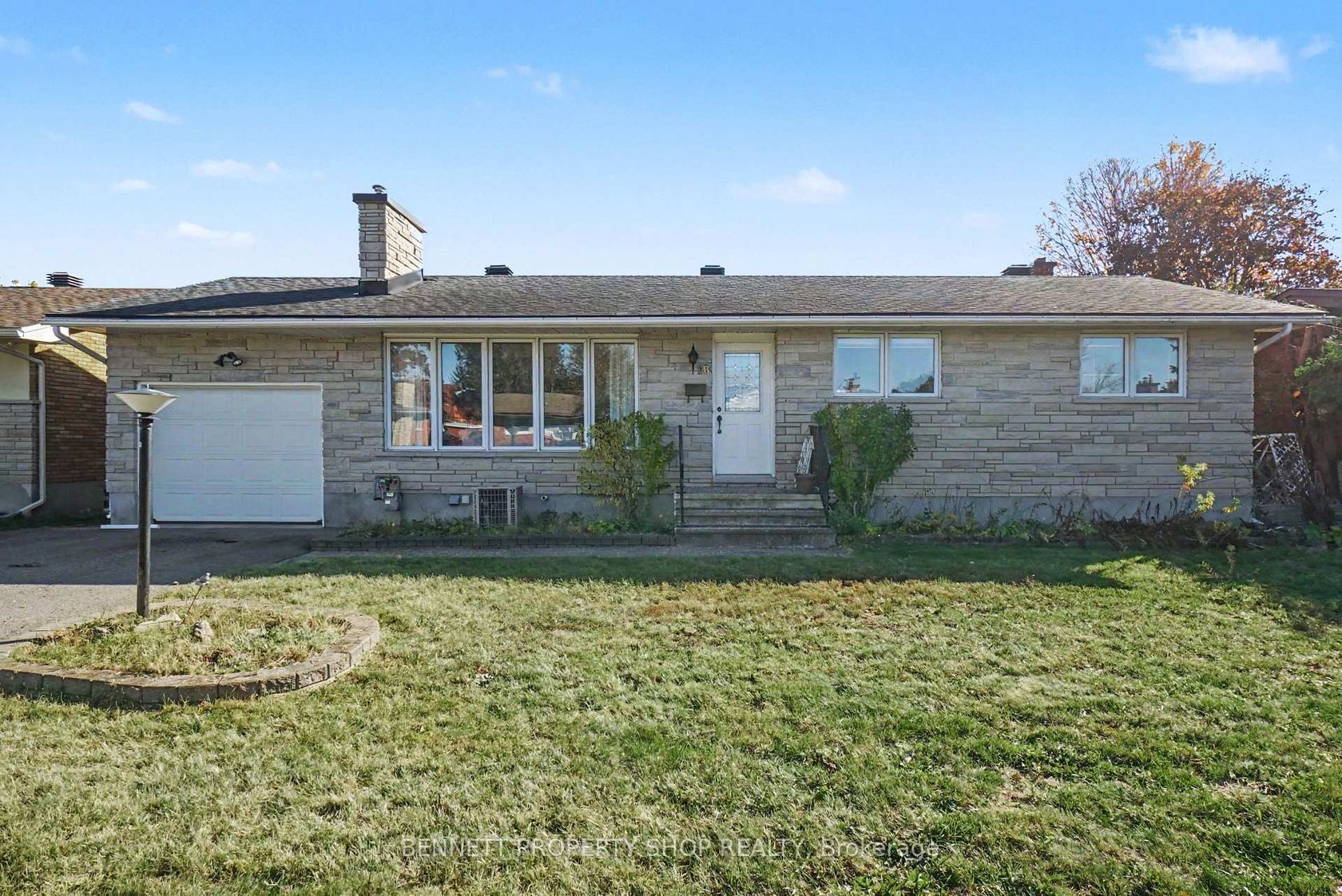 18 Kingsbury Avenue, Nepean (Meadowlands/Crestview), Ottawa 