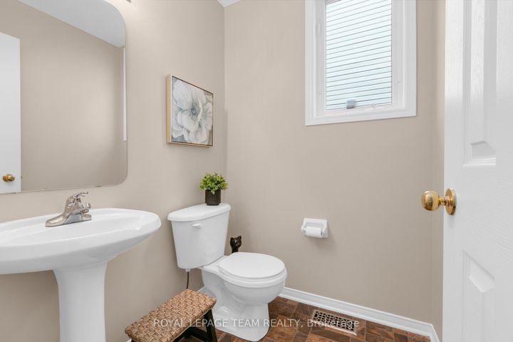 Photo 8 at 28 Appledale Drive, Nepean (Longfields), Ottawa